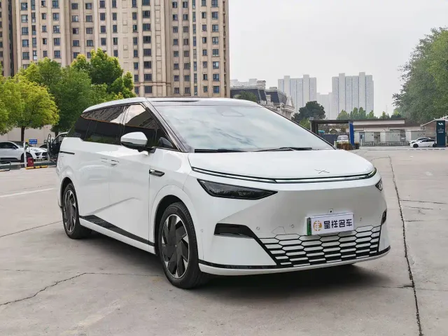 Xpeng X9 — Фото автомобиля 3