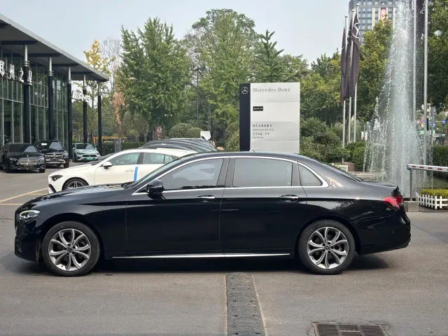 Mercedes-Benz E-Class — Фото автомобиля 2