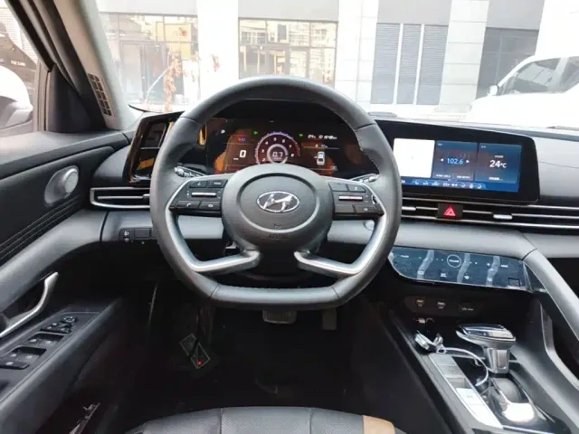 Hyundai Elantra — Фото автомобиля 10
