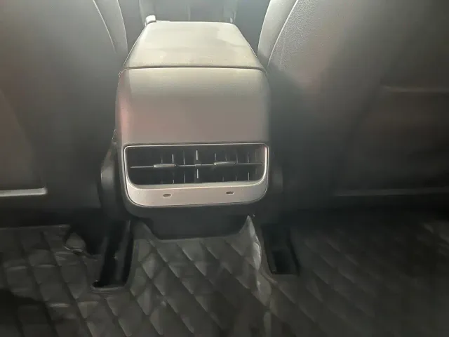 Tesla Model 3 — Фото автомобиля 10