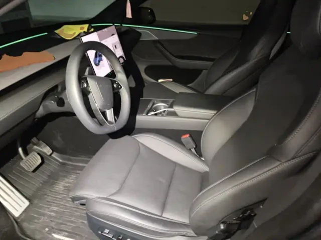Tesla Model Y L — Фото автомобиля 11
