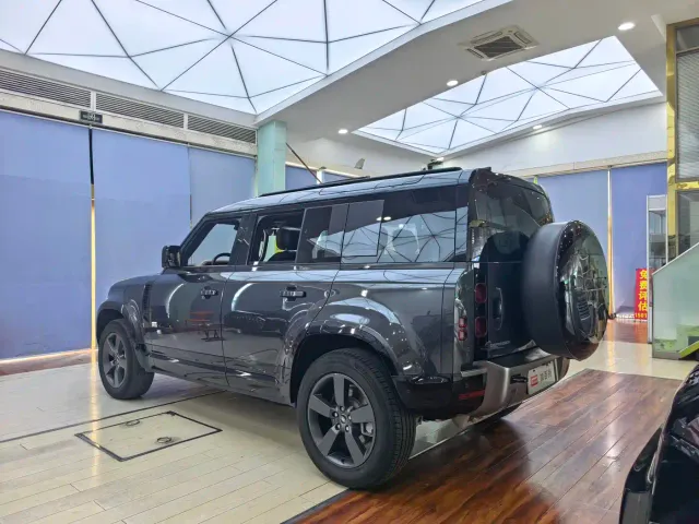 Land Rover Defender — Фото автомобиля 17