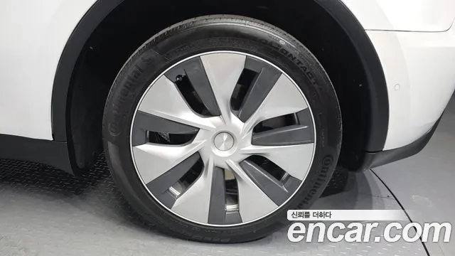 Tesla Model Y — Фото автомобиля 20