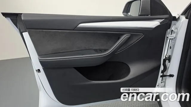 Tesla Model Y — Фото автомобиля 13