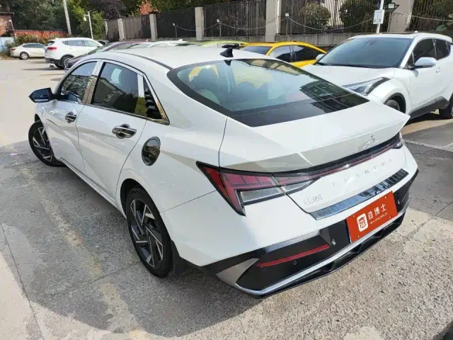 Hyundai Elantra — Фото автомобиля 4