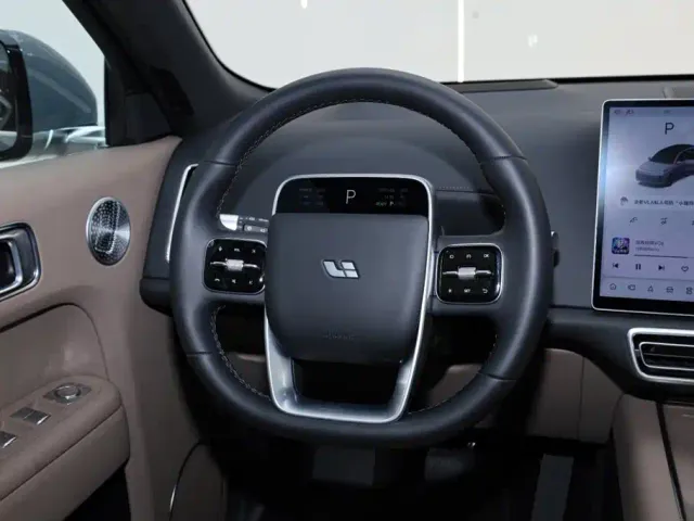Li Auto L8 — Фото автомобиля 15