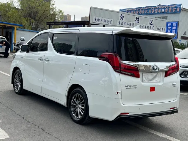 Toyota Alphard — Фото автомобиля 9