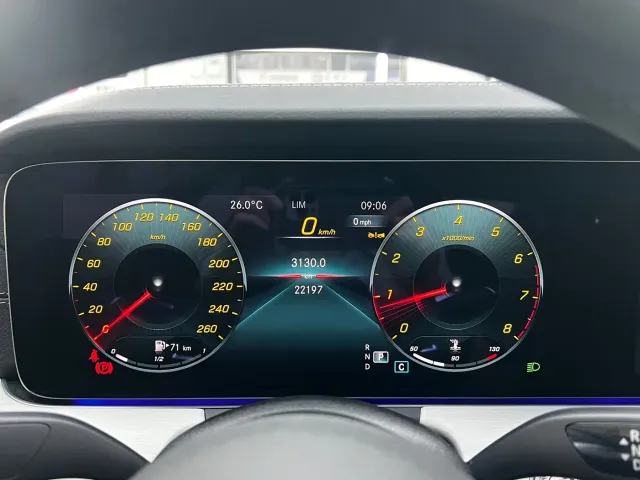 Mercedes-Benz E-Class — Фото автомобиля 17