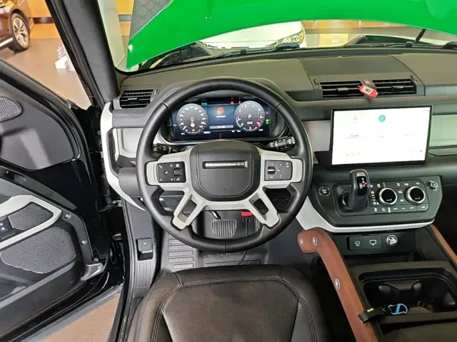 Land Rover Defender — Фото автомобиля 10