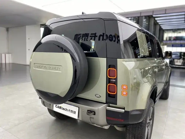 Land Rover Defender — Фото автомобиля 12