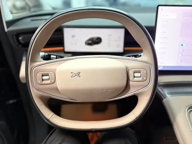Xpeng X9 — Фото автомобиля 6
