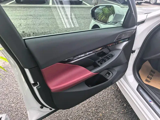 BMW BMW i5 2024 eDrive 35L Premium Model M Sport Package — Фото автомобиля 8