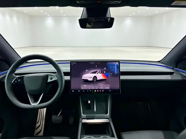Tesla Model Y L — Фото автомобиля 11