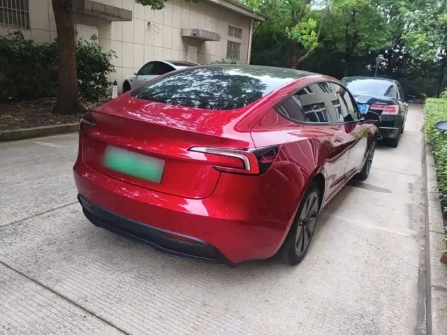 Tesla Model 3 — Фото автомобиля 4