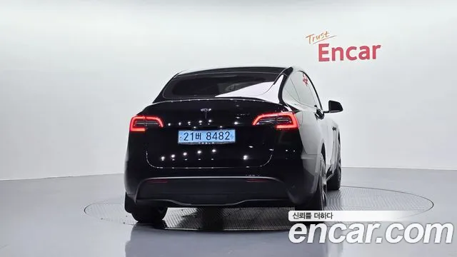 Tesla Model Y — Фото автомобиля 3