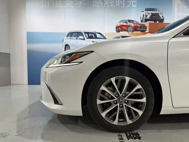 Lexus ES — Фото автомобиля 10