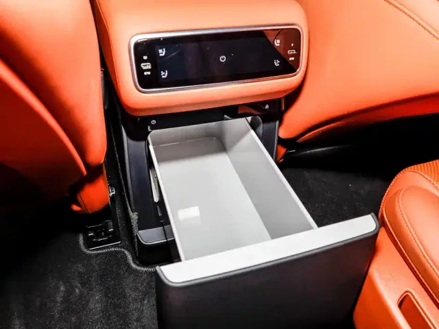 Li Auto L8 — Фото автомобиля 17