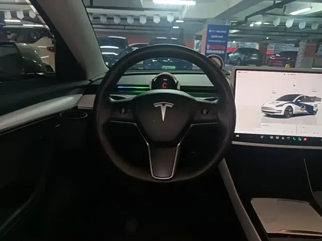 Tesla Model 3 — Фото автомобиля 10