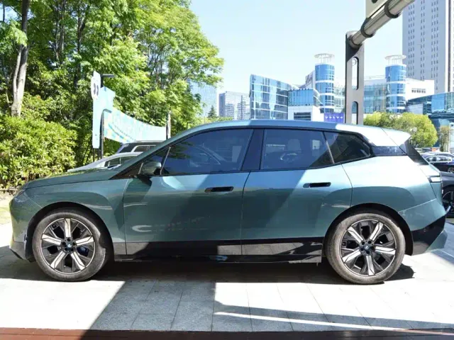 BMW iX — Фото автомобиля 2