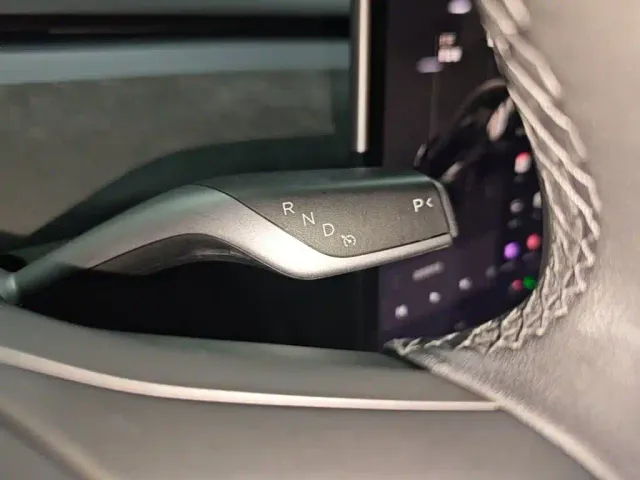 Tesla Model 3 — Фото автомобиля 13