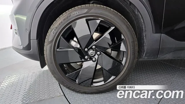 Вольво XC40 B4 Black Edition — Фото автомобиля 5