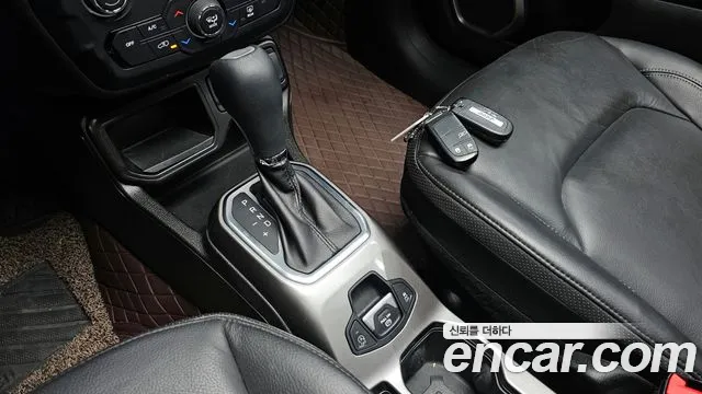 Jeep Renegade — Фото автомобиля 8