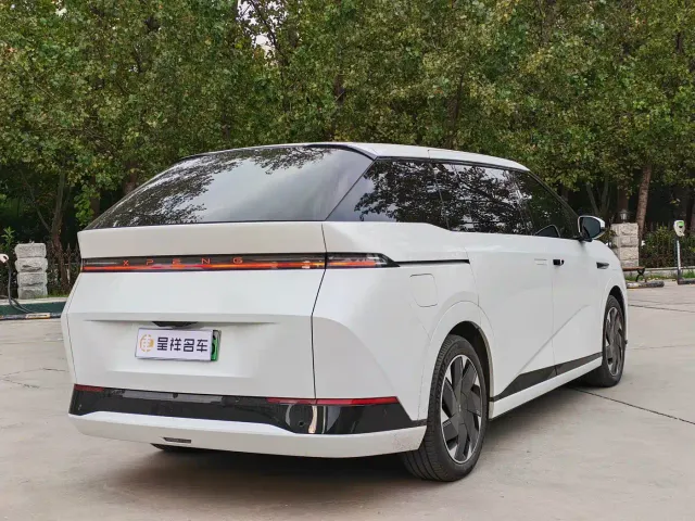 Xpeng X9 — Фото автомобиля 7