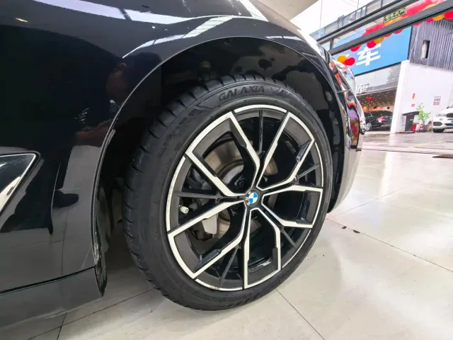 BMW 5 Series — Фото автомобиля 15
