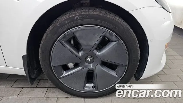 Tesla Model 3 — Фото автомобиля 21