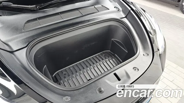 Tesla Model Y — Фото автомобиля 9
