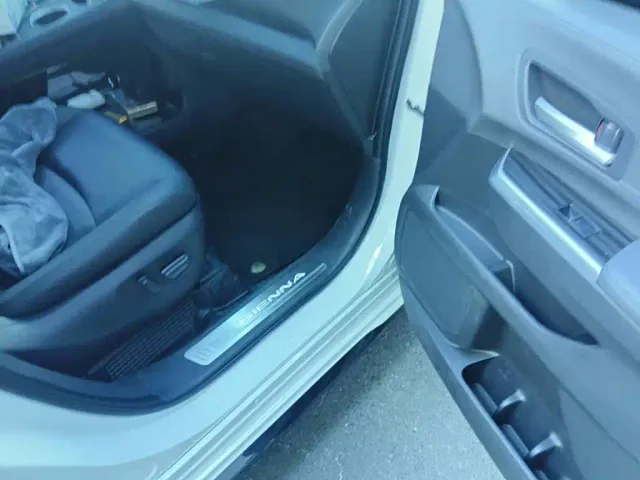 Toyota Sienna — Фото автомобиля 13
