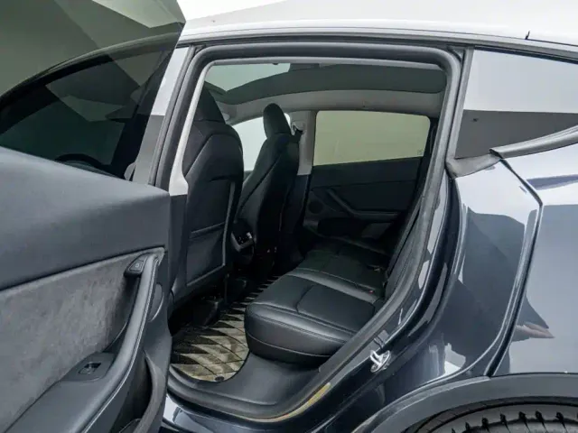 Tesla Model Y — Фото автомобиля 19