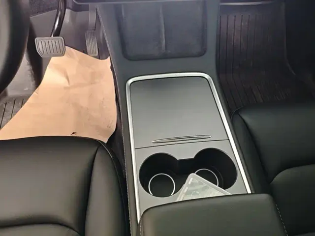 Tesla Model Y — Фото автомобиля 13