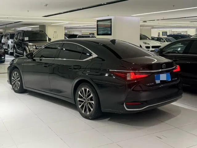 Lexus ES — Фото автомобиля 3