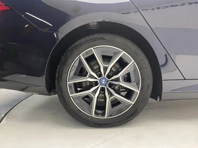 BMW i5 — Фото автомобиля 11