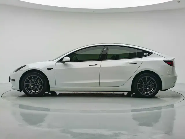 Tesla Model 3 — Фото автомобиля 9