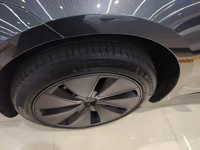 Tesla Model 3 — Фото автомобиля 22