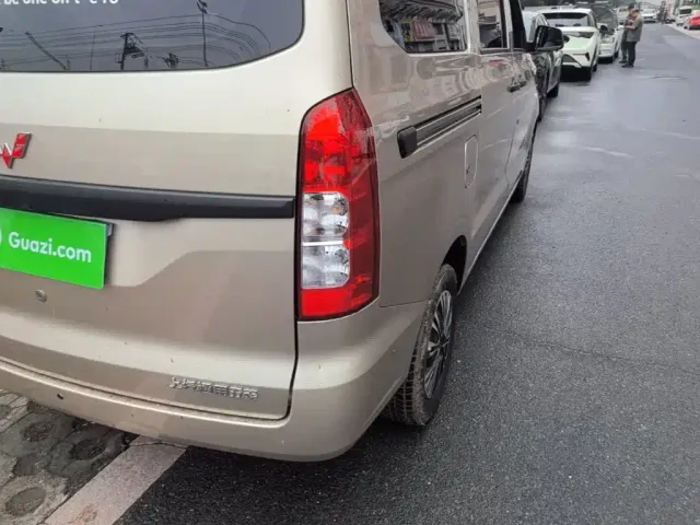 Wuling Hongguang V — Фото автомобиля 7