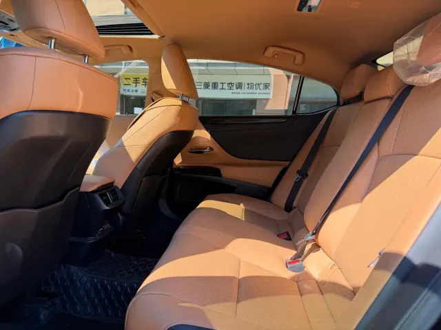 Lexus ES — Фото автомобиля 4
