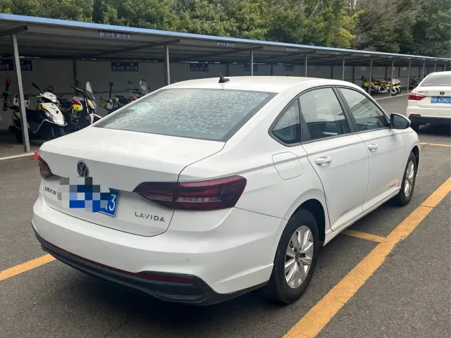 Volkswagen Lavida — Фото автомобиля 12