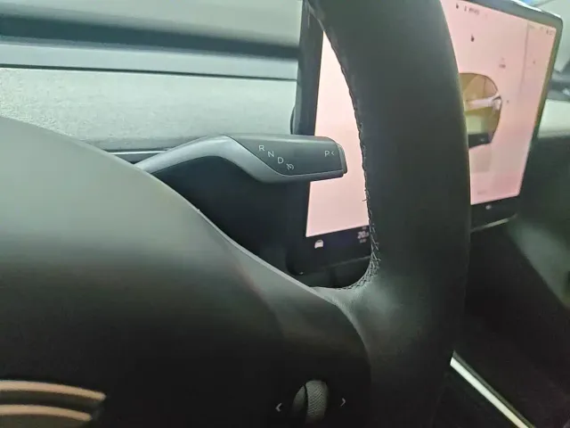 Tesla Model Y — Фото автомобиля 9