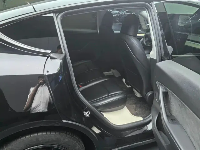 Tesla Model Y — Фото автомобиля 11