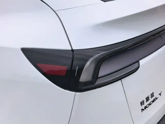 Tesla Model Y — Фото автомобиля 6