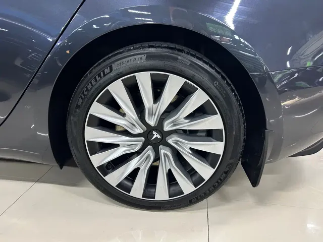 Tesla Model 3 — Фото автомобиля 19