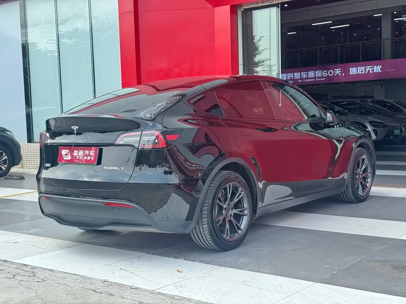 Tesla Model Y 2023 Long Range All-Wheel Drive Edition — Фото автомобиля 3