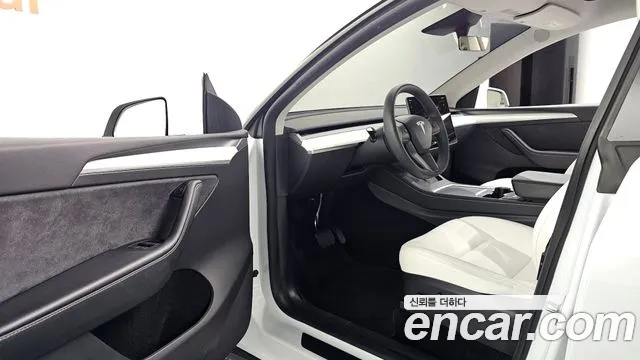 Tesla Model Y — Фото автомобиля 11
