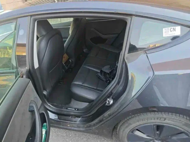 Tesla Model 3 — Фото автомобиля 4