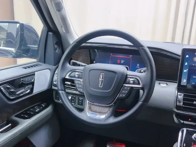 Lincoln Navigator — Фото автомобиля 14