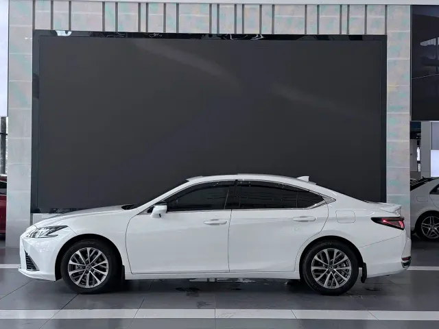 Lexus ES — Фото автомобиля 3
