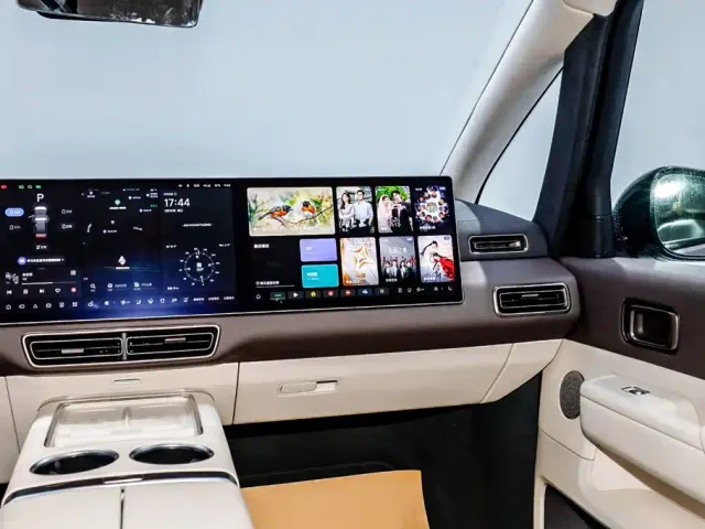 Li Auto MEGA — Фото автомобиля 23